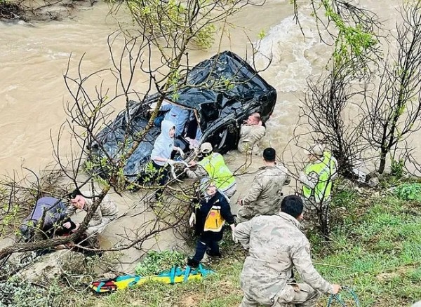 Gümüşhane'de feci kaza! Hafif ticari araç dereye devrildi: 1 ölü, 4 yaralı